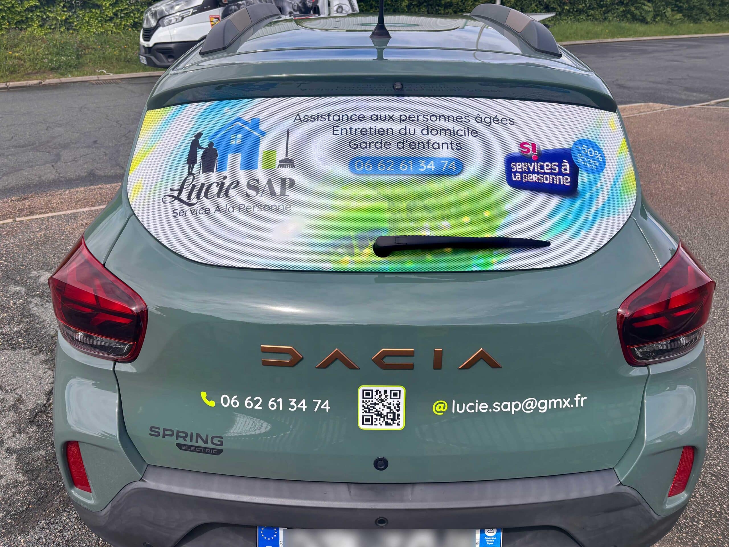 microperforé lunette arrière Lucie SAP Dacia citadine profession libérale entrepreneuse