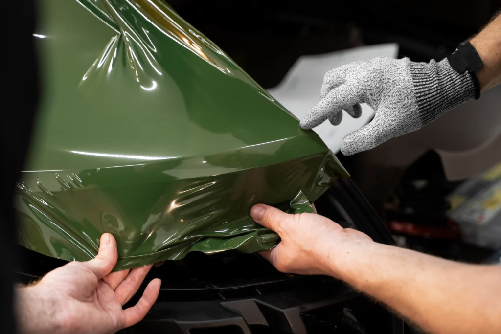 Boostez votre visibilité avec le covering sur-mesure pour moto, voiture et utilitaire à Villefranche-sur-Saône. Découvrez l'expertise Premium Pub.
